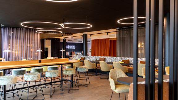 Modernes Restaurant mit stilvoller Sitzanordnung, Beleuchtung und Lounge-Bereich, keine BORA Produkte sichtbar.
