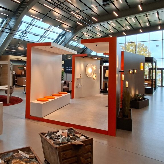 Moderner BORA Showroom mit innovativen Küchenlösungen und stilvollen Einrichtungsideen unter natürlichem Tageslicht.