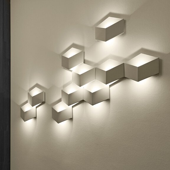 Moderne BORA Wandbeleuchtung mit kubischen LED-Lichtern, stilvoll und minimalistisch gestaltet.