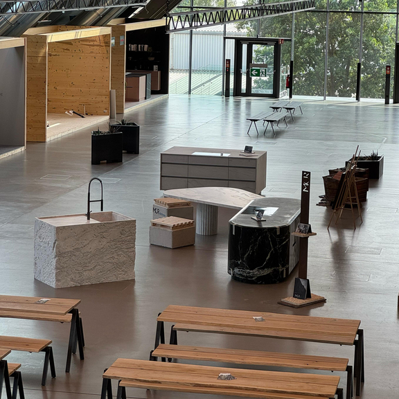 BORA Kücheninseln und Kochfeldabzüge als Design-Muster in heller, moderner Ausstellungshalle mit Besucherbänken. BORA Kücheninseln und Kochfeldabzüge als Design-Muster in heller, moderner Ausstellungshalle mit Besucherbänken.