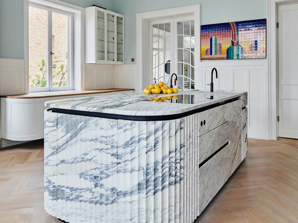 Moderne BORA Kücheninsel aus Marmor mit integriertem Kochfeld und elegantem Design in hellem Wohnraum. Moderne BORA Kücheninsel aus Marmor mit integriertem Kochfeld und elegantem Design in hellem Wohnraum.