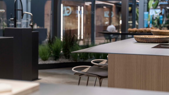 Moderne BORA Kochinsel mit integriertem Kochfeld, minimalistischem Design und stilvollen Sitzgelegenheiten in offener Küchengestaltung.