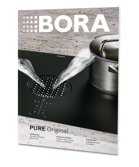 BORA PURE Induktionskochfeld mit integriertem Kochfeldabzug, dampfabziehend und zugänglich neben Kochtopf aus Edelstahl.