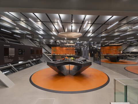 Moderne BORA Kücheninsel mit Kochfeld und integriertem Abluftsystem im futuristischen Showroom-Design.