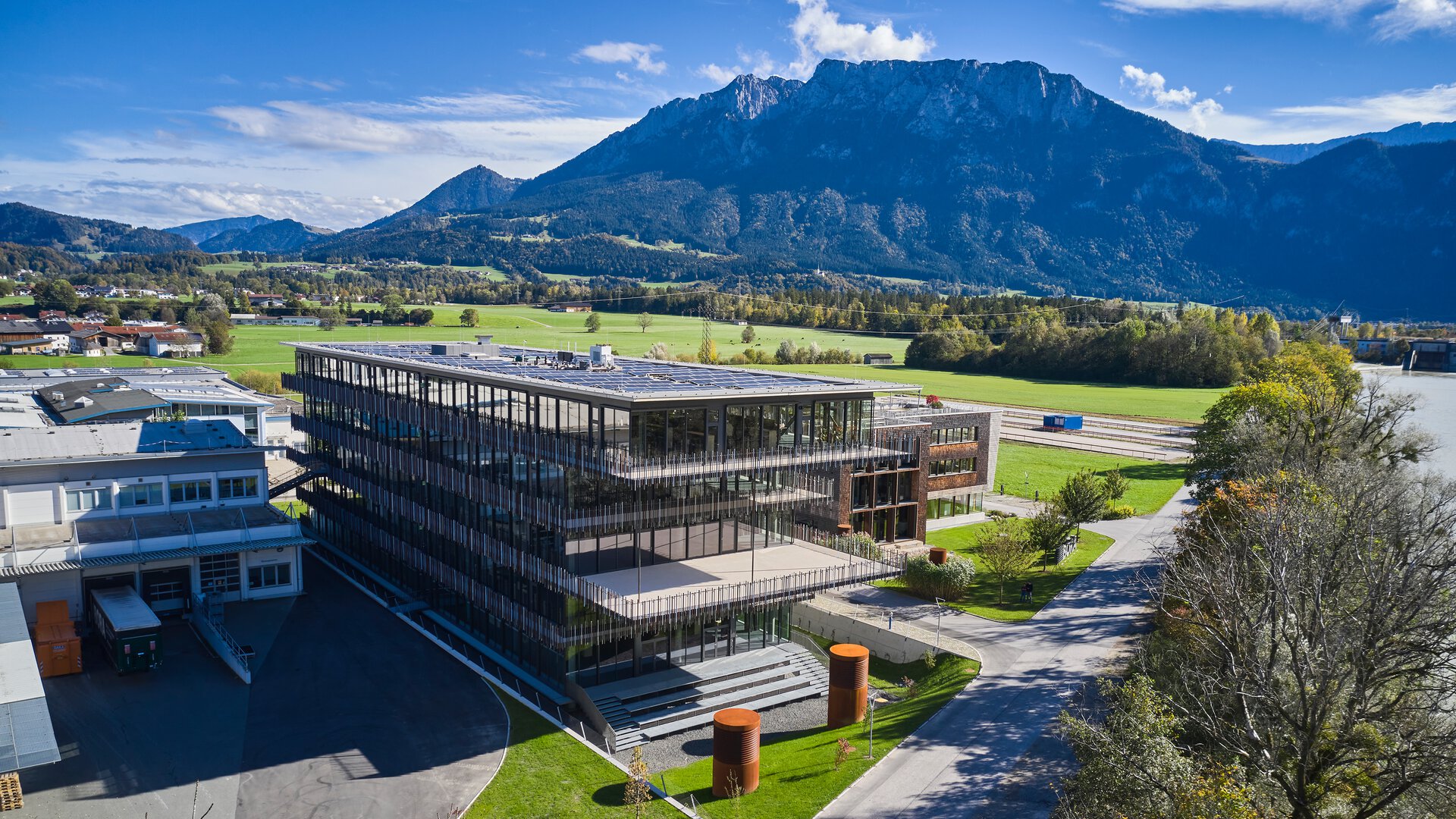 BORA Firmenzentrale mit moderner Architektur vor Bergkulisse im ländlichen Raum. BORA Firmenzentrale mit moderner Architektur vor Bergkulisse im ländlichen Raum.