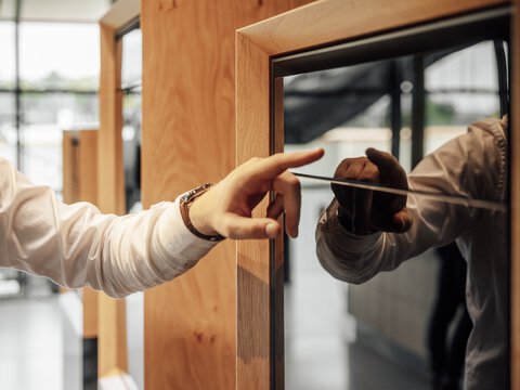 Bedienung eines BORA Kochfelds mit Touchscreen in moderner Küchenumgebung, Fokus auf Hand und Gerätesteuerung.