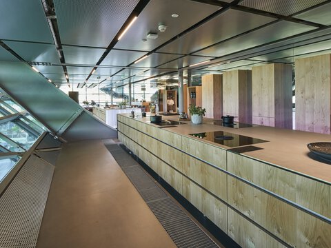 Moderne BORA Küchenzeile mit integrierter Kochstelle und innovativer Dunstabzugs-Technologie in hellem Holzdesign.