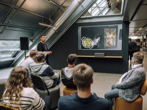 Vorstellung der BORA Kochfeldabzug-Technologie vor Publikum in modernem Showroom.