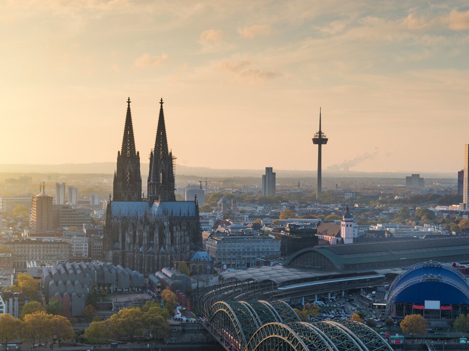 Panoramablick auf Köln mit Dom und Hbf bei Sonnenuntergang, BORA Küchenideen inspiriert von moderner Architektur und Design.