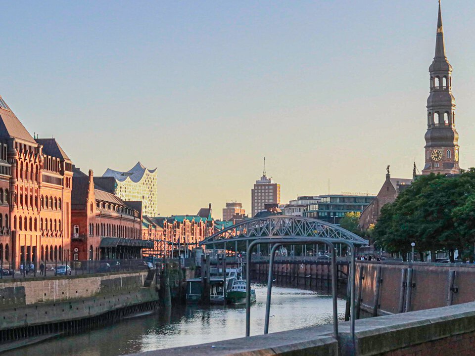 Panoramablick auf Hamburger Hafen mit Elbphilharmonie, ideal für BORA Stadtmarketing-Kampagnen.
