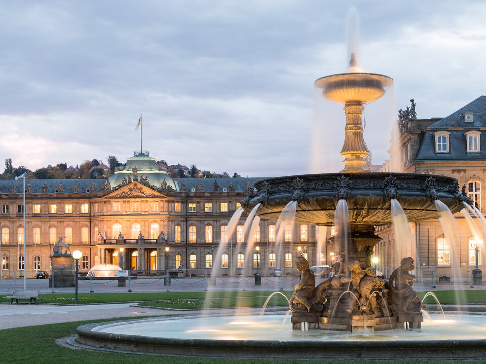 Brunnen vor dem Schlossplatz Stuttgart bei Dämmerung, ohne sichtbaren Bezug zur Marke BORA oder Produkten.