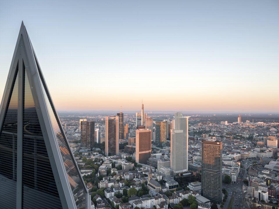 BORA Blick aus Wolkenkratzer auf Frankfurter Skyline bei Sonnenuntergang, modernes Stadtbild mit Hochhäusern.