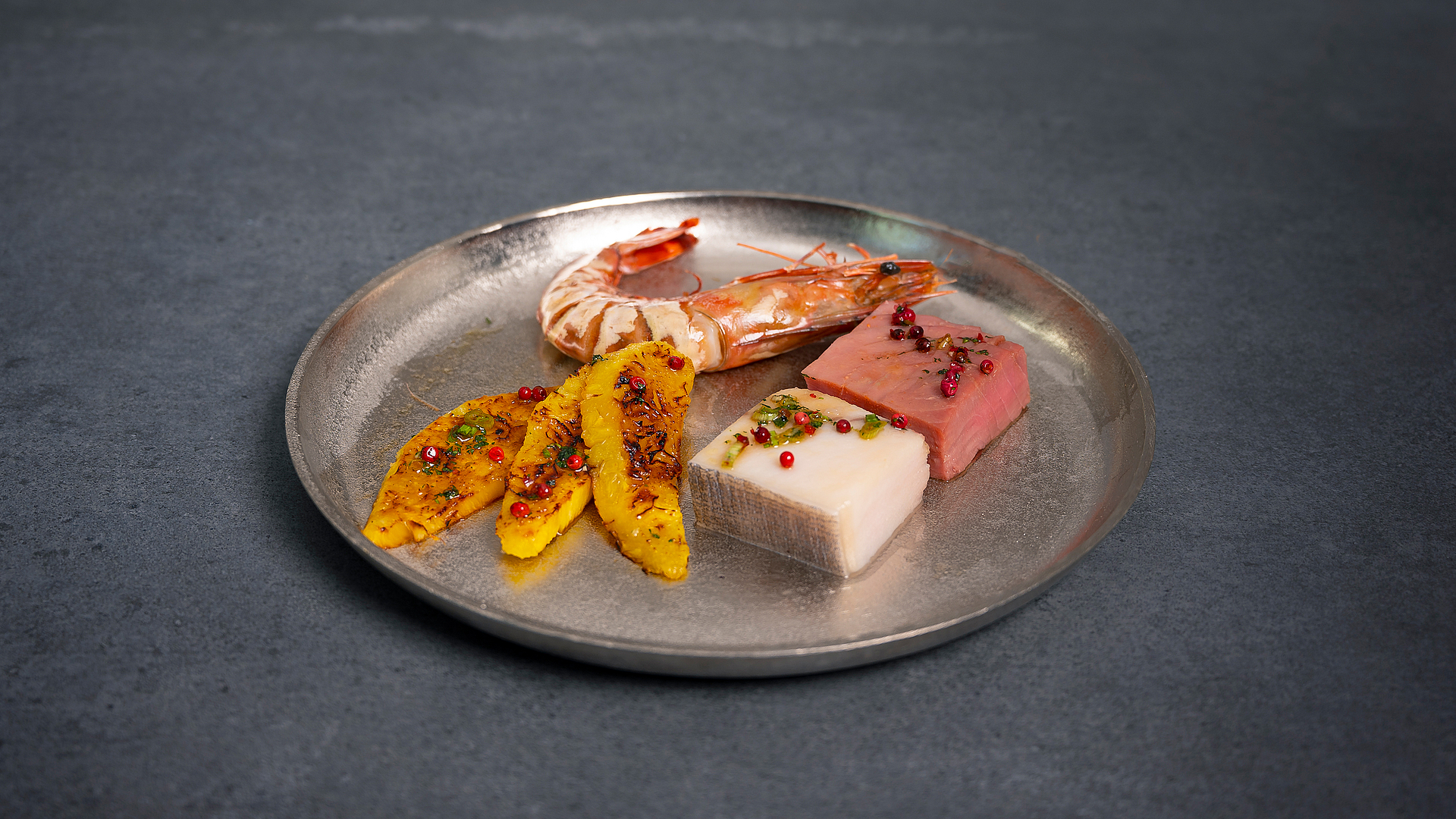 Geräucherte Fische und Garnelen mit gegrillter Ananas