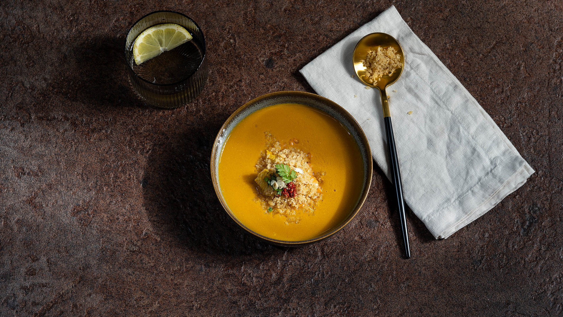 Un entrante como en el clásico de la Nochevieja alemana, Dinner for One: sopa Mulligatawny  