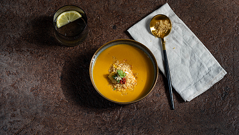 A starter à la Dinner for One: mulligatawny soup  
