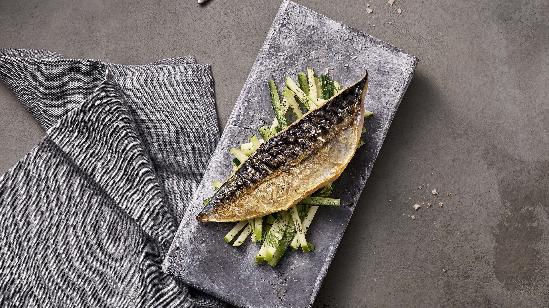 Maquereau sur salade de concombres, pommes et raifort