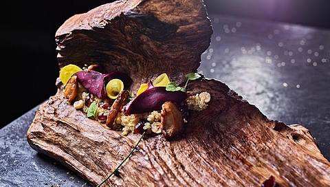 Gestoomde ravioli van rode biet met kwark van schapenmelk, quinoa en veenbessen