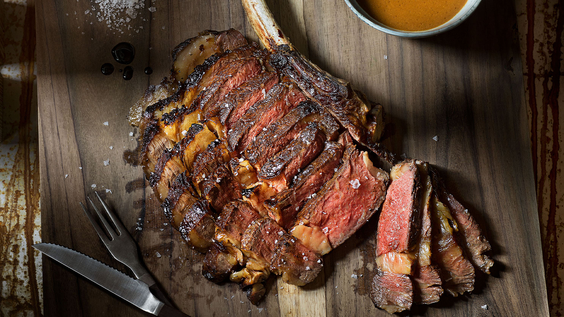 Steak tomahawk teriyaki et sa salade de concombre, radis et ciboule