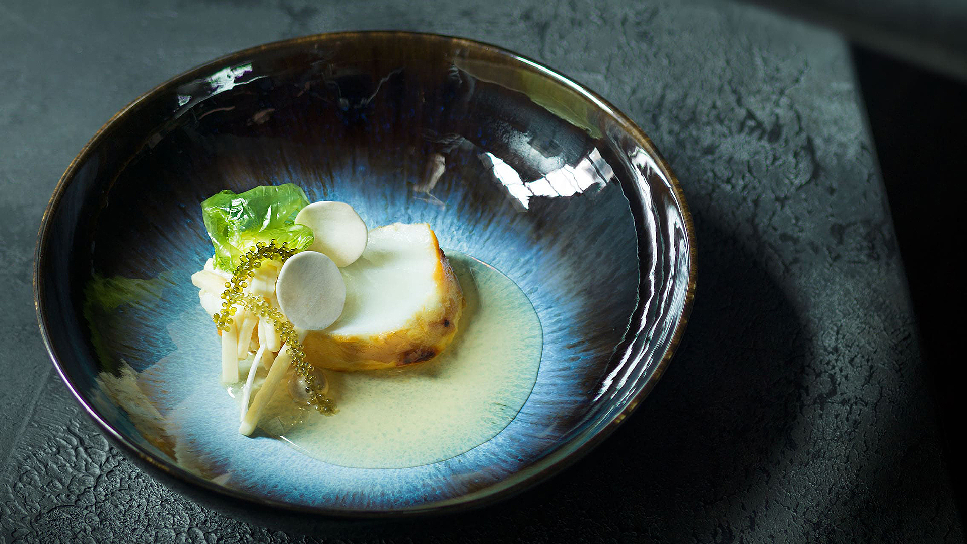 Bacalao al miso con setas, algas y dashi