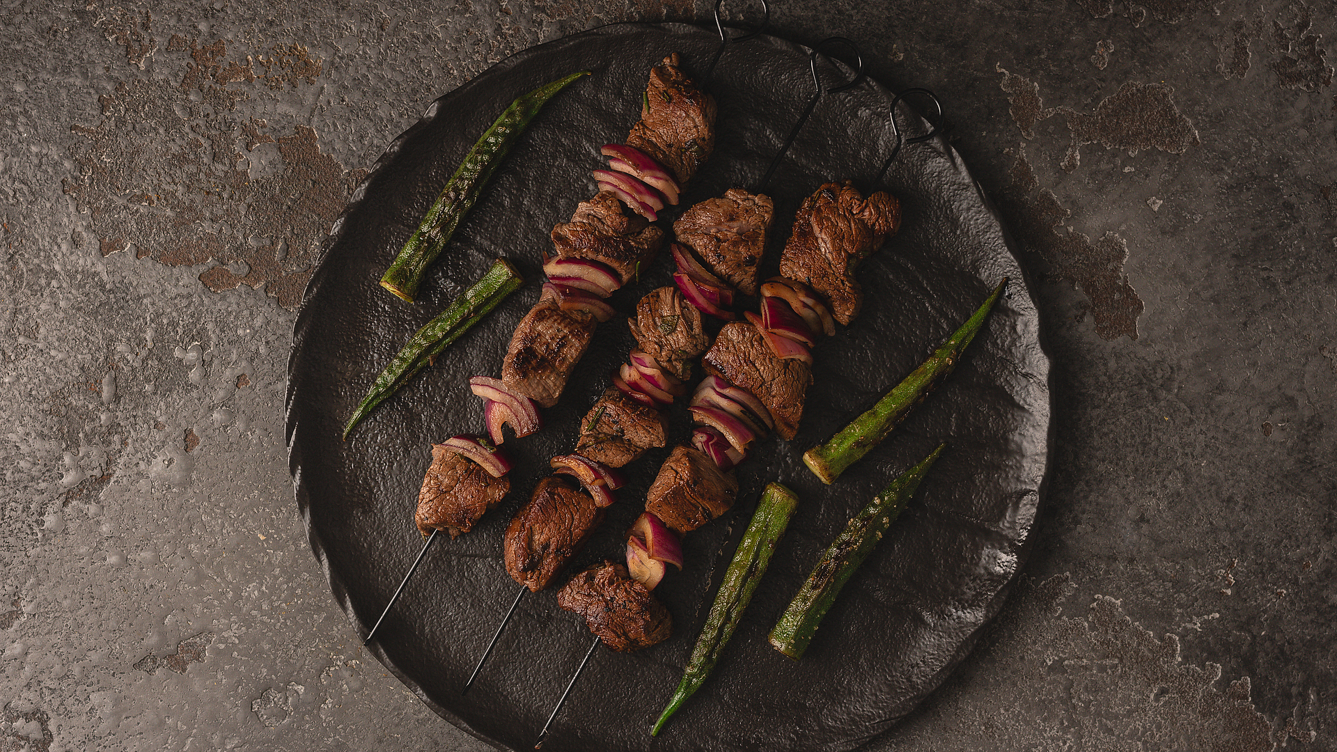 Brochettes de bœuf aux oignons rouges et gombos