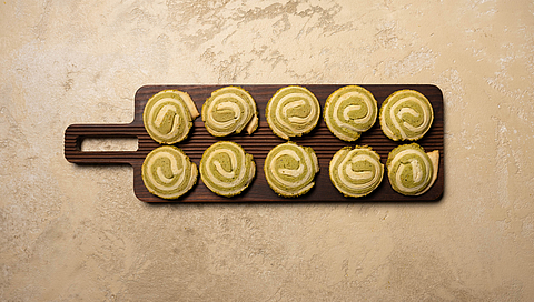 Nutty pistachio & matcha buns for the festive season 