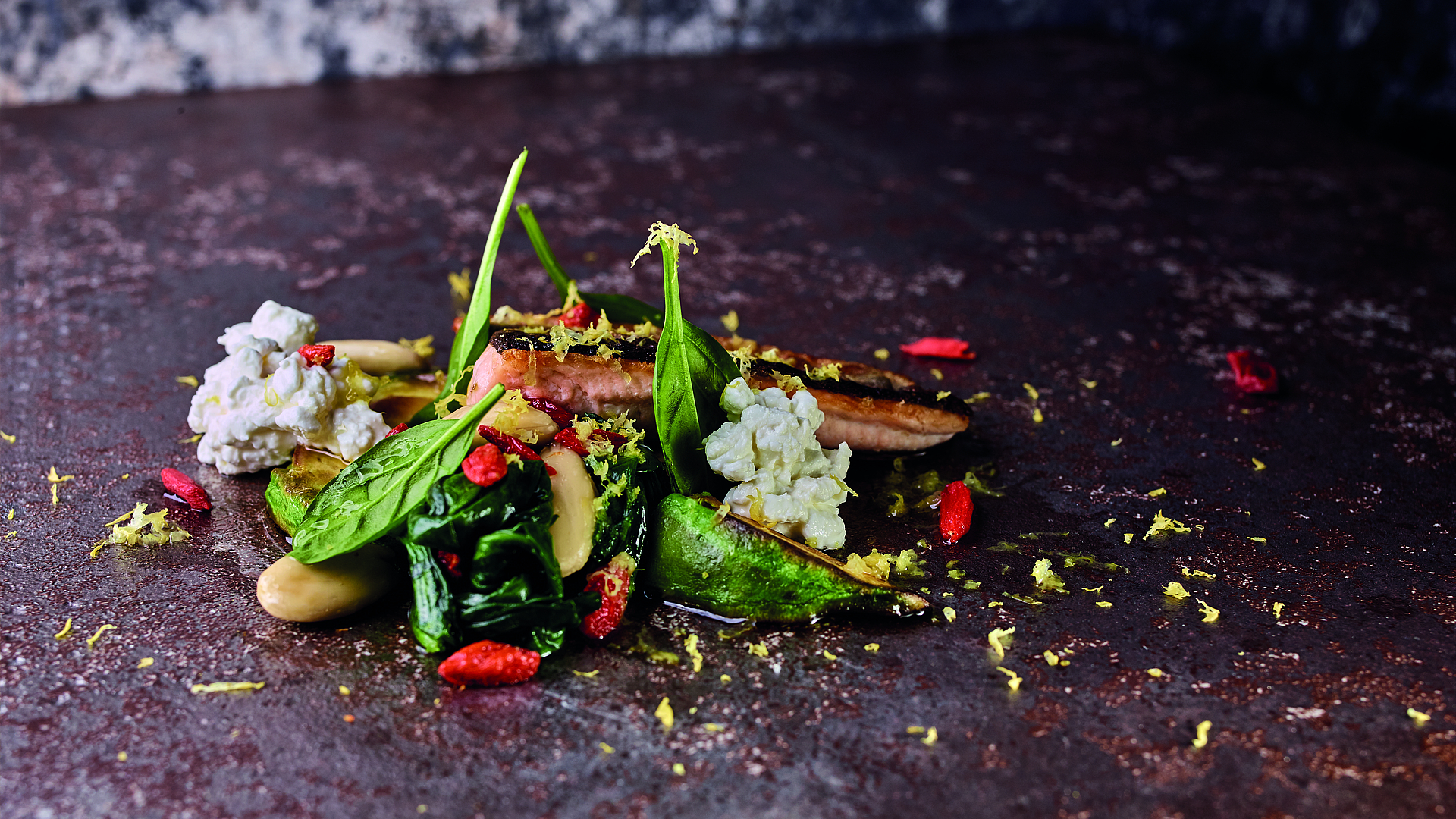 Salmerino con avocado grigliato, spinaci, bacche di Goji e fiocchi di latte