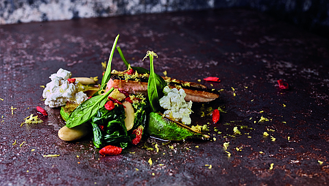 Trucha alpina con aguacates a la plancha, espinacas, bayas de Goji y queso fresco