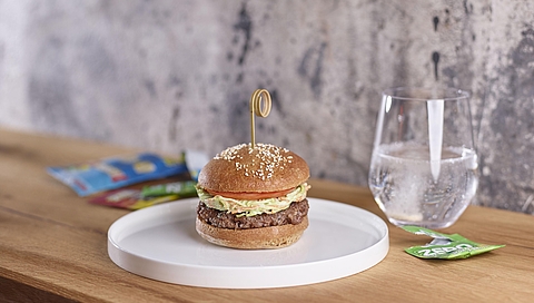 Beef burger with spelt bread, coleslaw and avocado