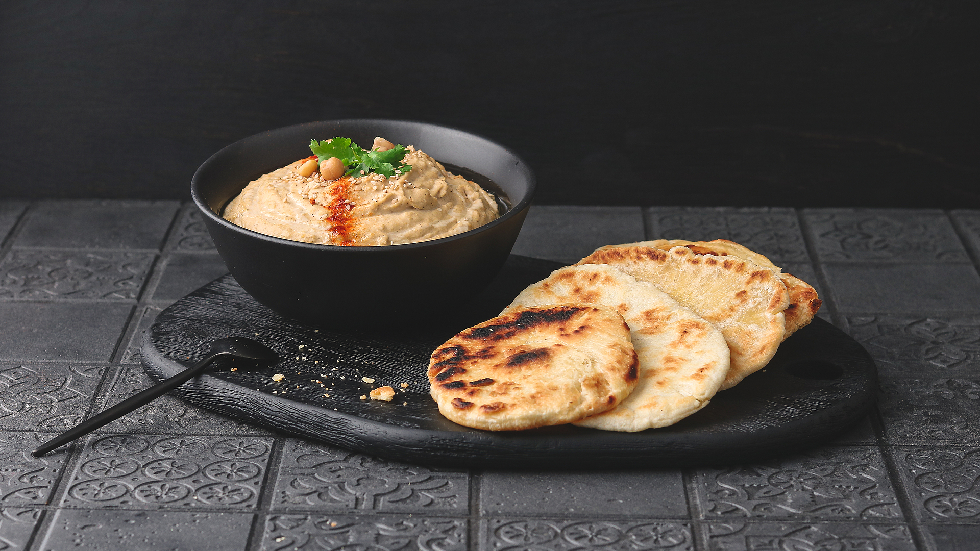 Hummus con pan de pita rápido