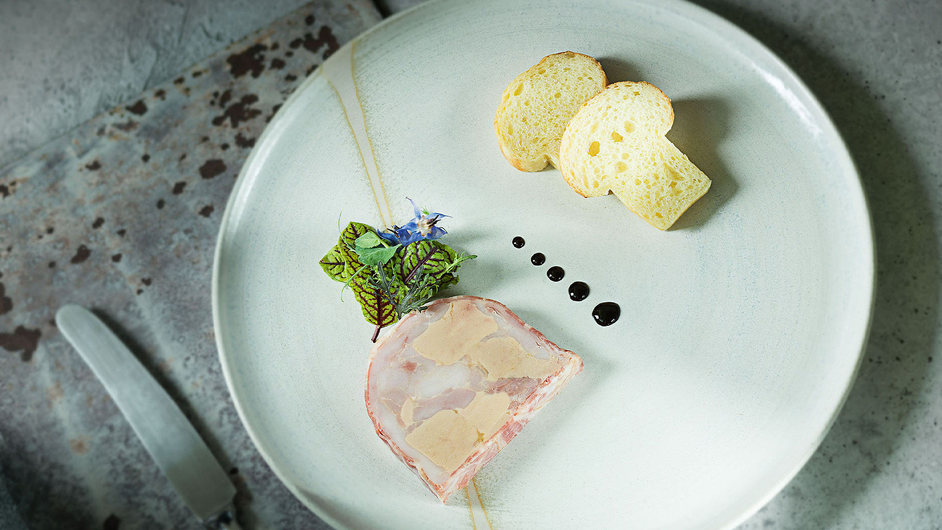 Terrine de lapin au foie d’oie et sa brioche