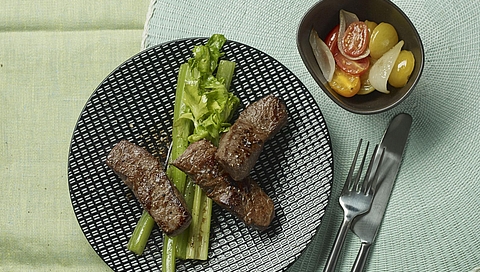 Beefsticks mit Stangensellerie und gegrillten Tomaten aus der 10 | 10 Händleredition