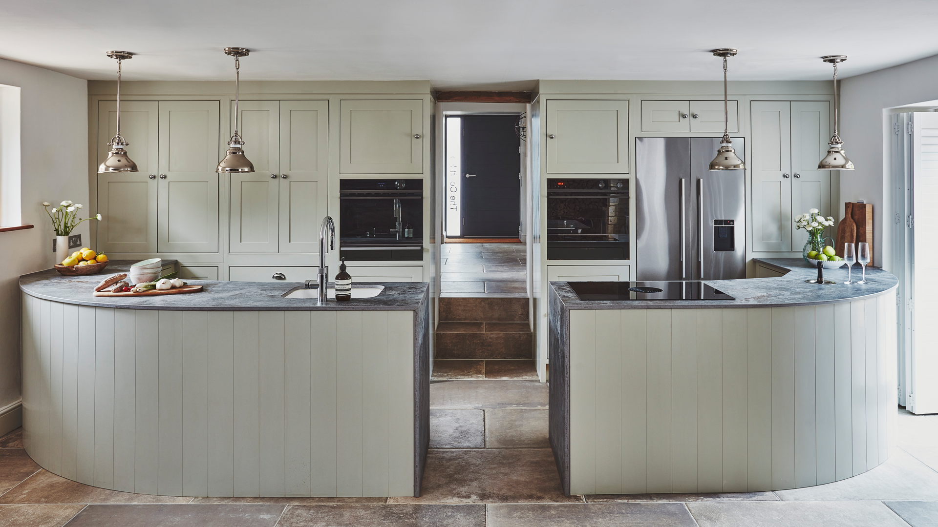 Impressive all-round: a kitchen that looks like a bar