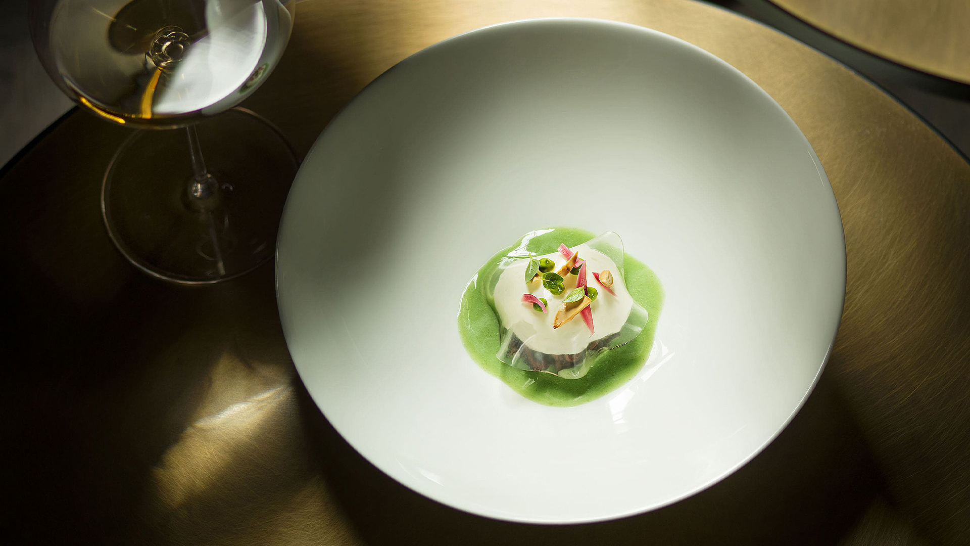 Poulpe à l’ajo blanco, gelée de tomate et sauce aux herbes