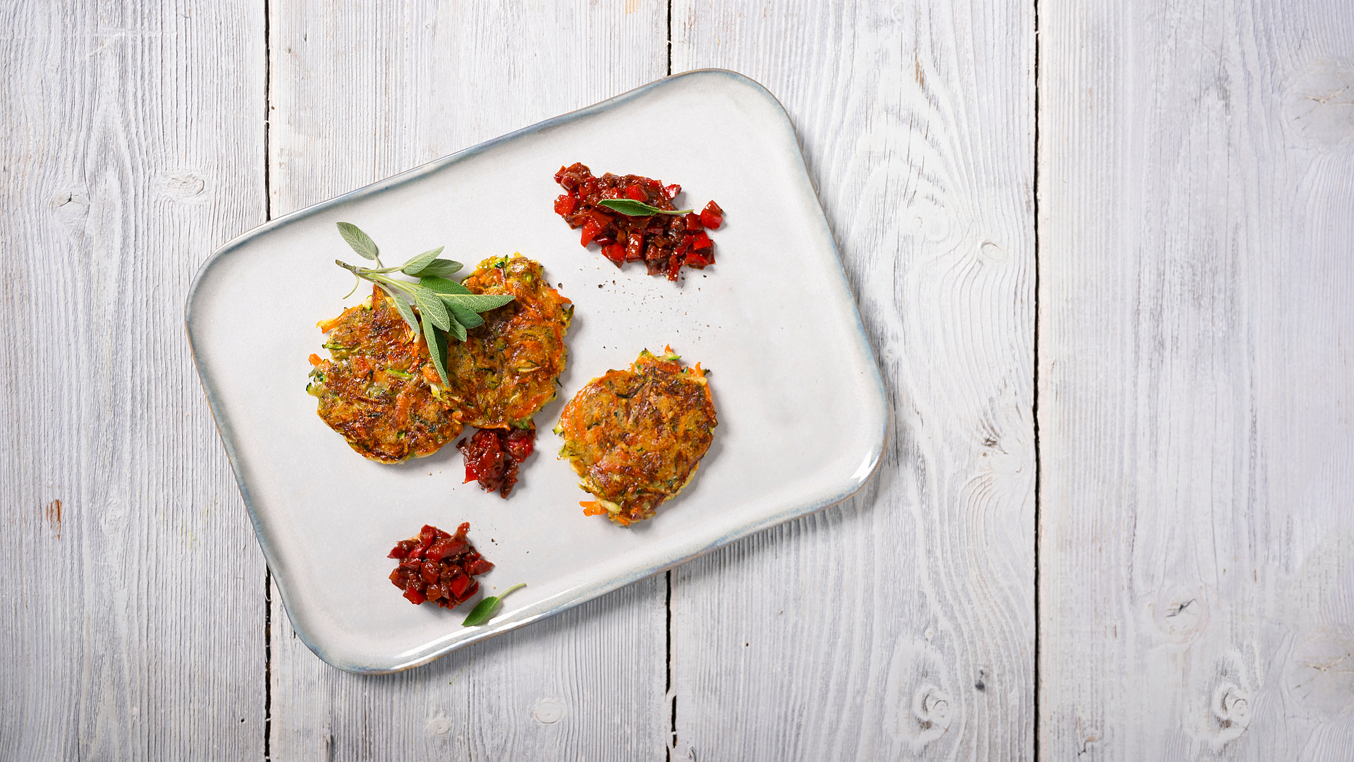 Buñuelos de calabacín con pisto de pimiento