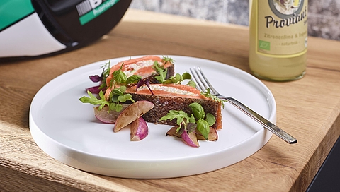 Gegrilde zalmforel met quinoa, gebakken radijsjes en wilde kruiden