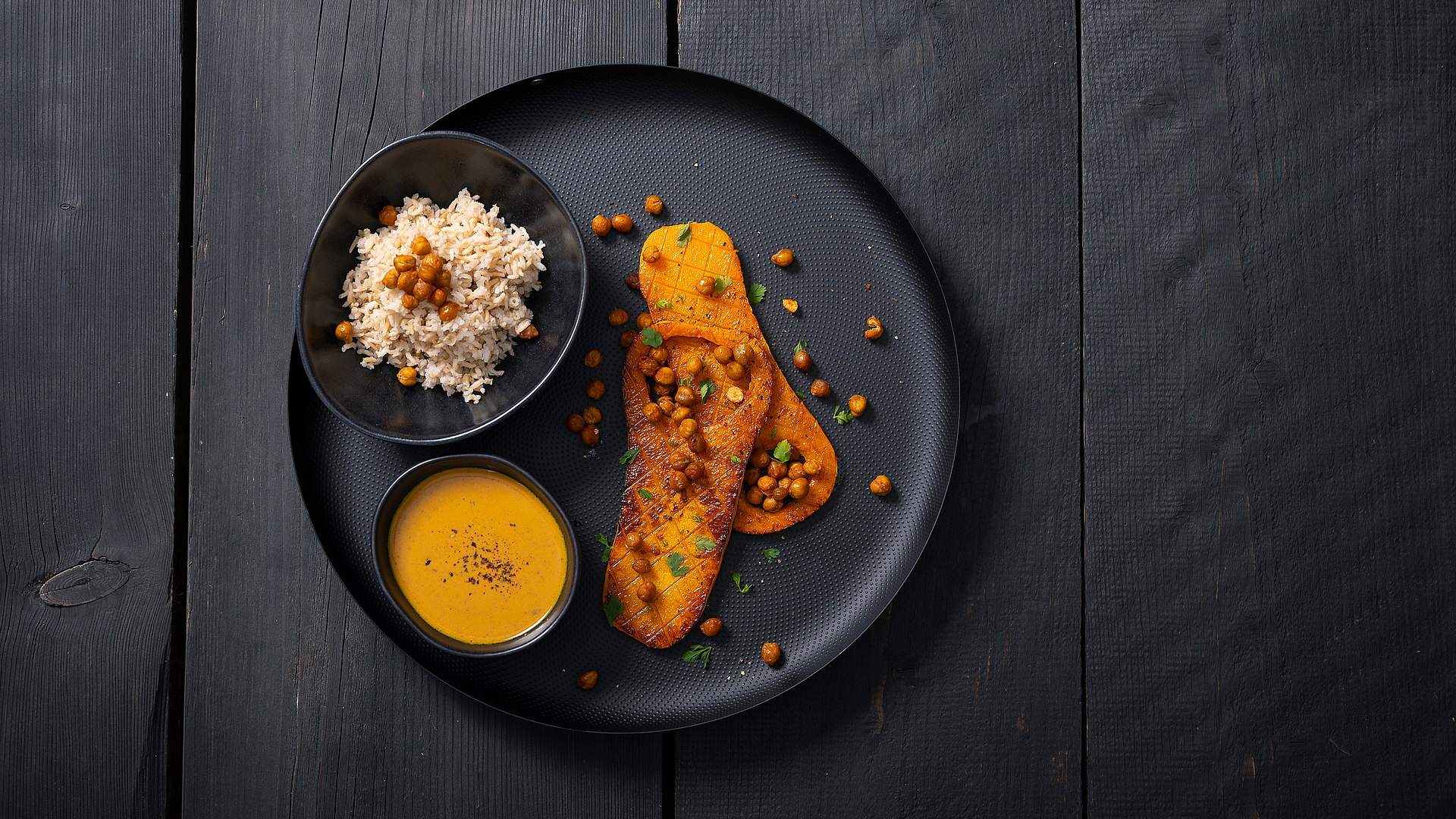 Butternutkürbis mit Garam-Masala-Sauce und gerösteten Kichererbsen