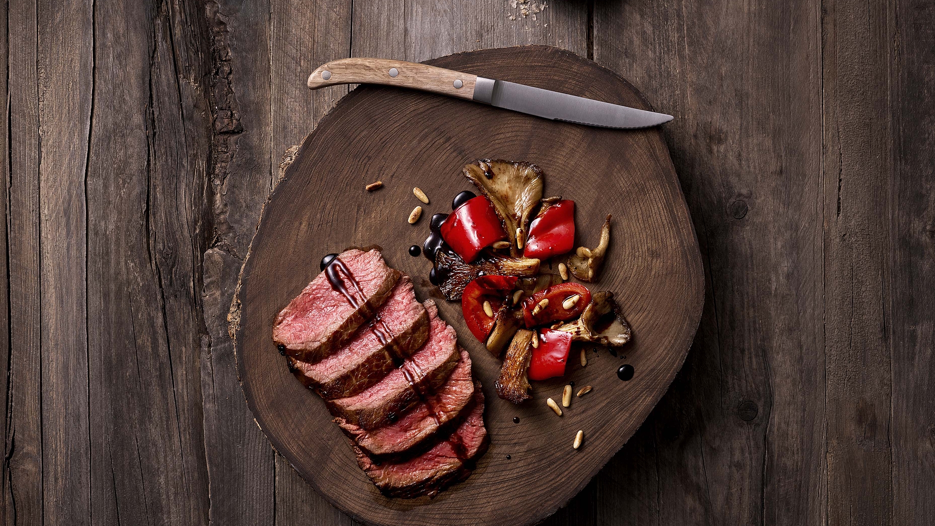 Beef tagliata with vegetables and pine nuts