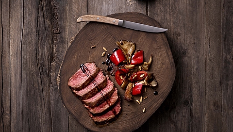 Beef tagliata with vegetables and pine nuts