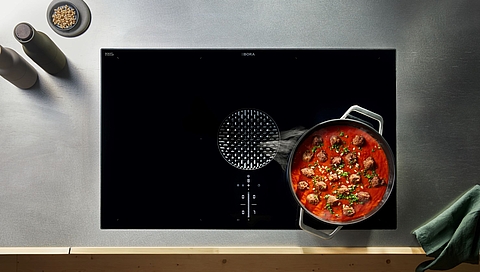 BORA_Pots_and_Pans_Assist_on_new_BORA_X_Pure_braising_pan.jpg