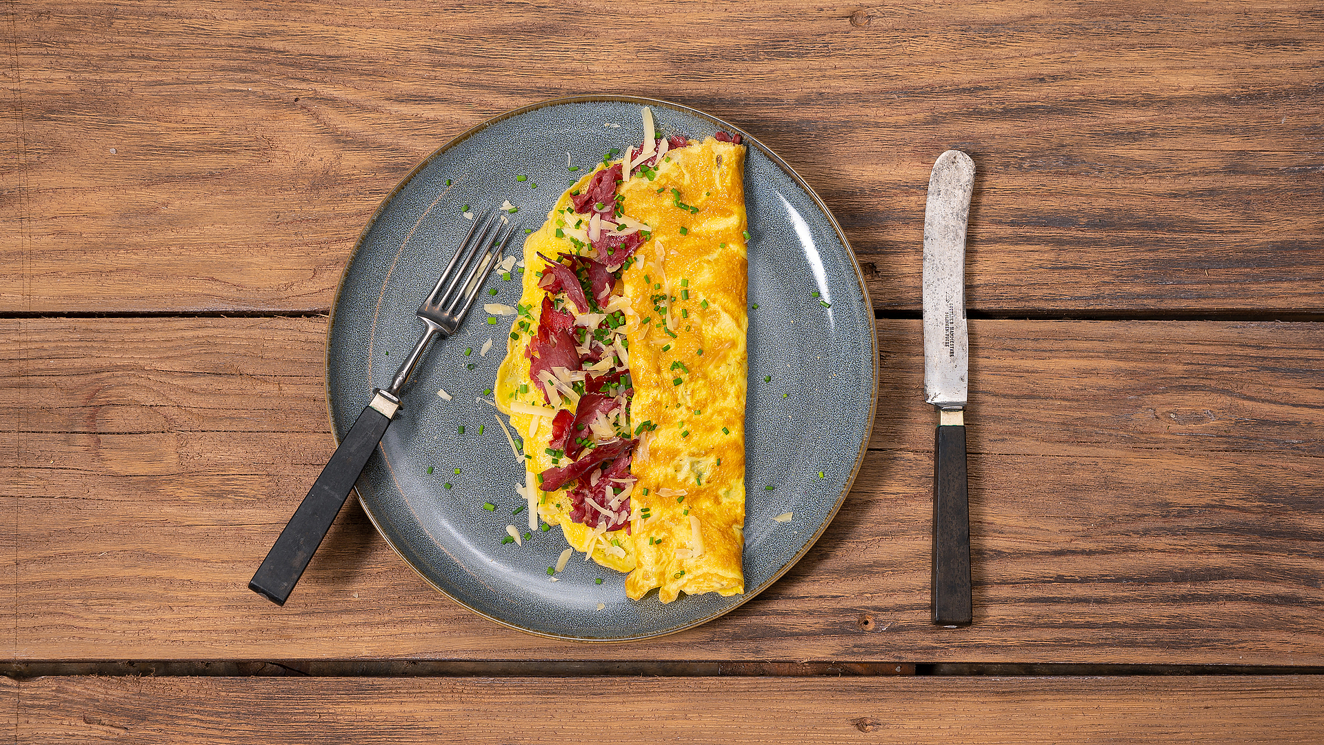 Omelette with ham, blue fenugreek and mountain cheese
