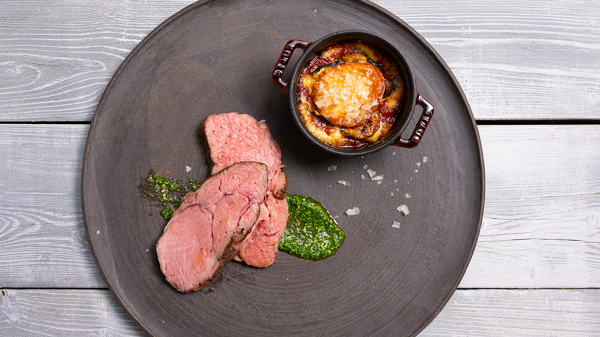 Lomo de ternera al pesto con lasaña de calabacín y scamorza