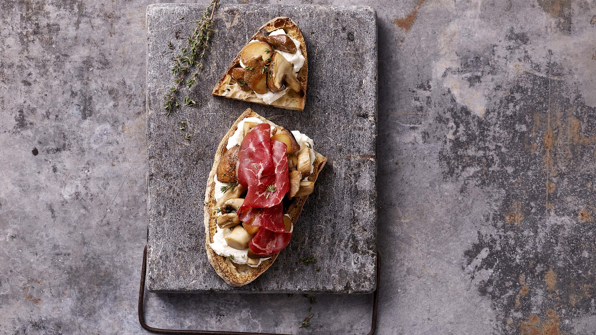 Bruschetta de espelta con setas, bresaola y ricotta