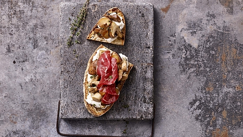  Bruschetta de pain d’épeautre garnie de champignons, bresaola et ricotta