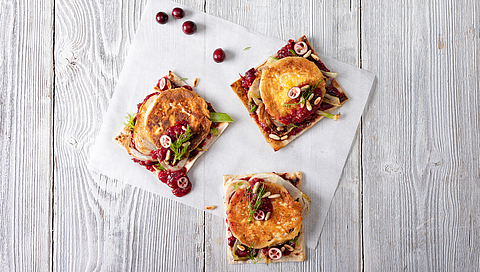 Tartelettes with goats’ cheese, fennel and cranberry chutney 