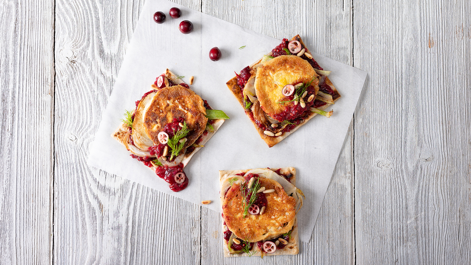 Tartelettes with goats’ cheese, fennel and cranberry chutney 