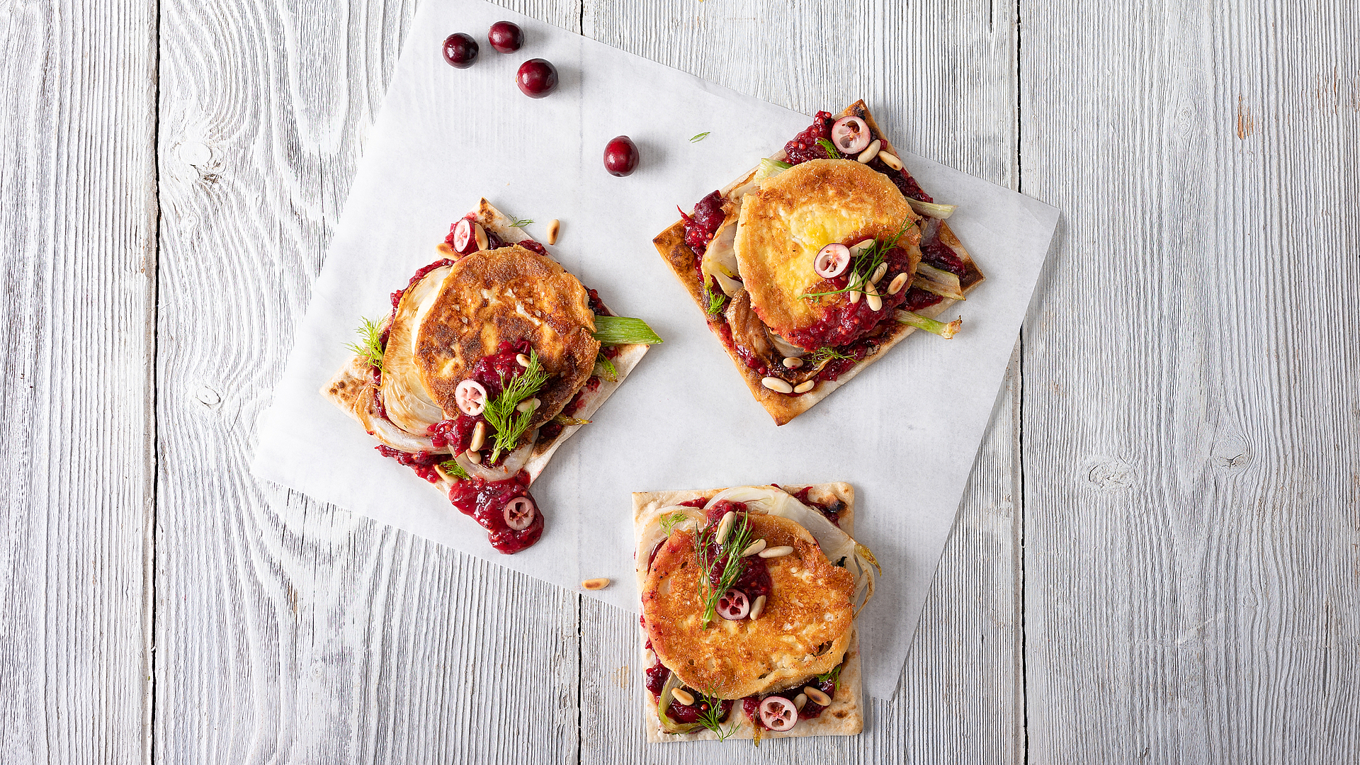 Tartelette con formaggio di capra, finocchio e chutney di mirtilli rossi