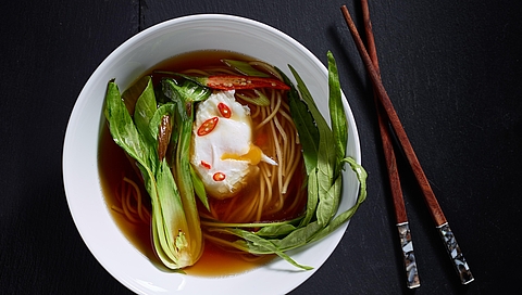 Misosuppe mit Ramennudeln und Ei