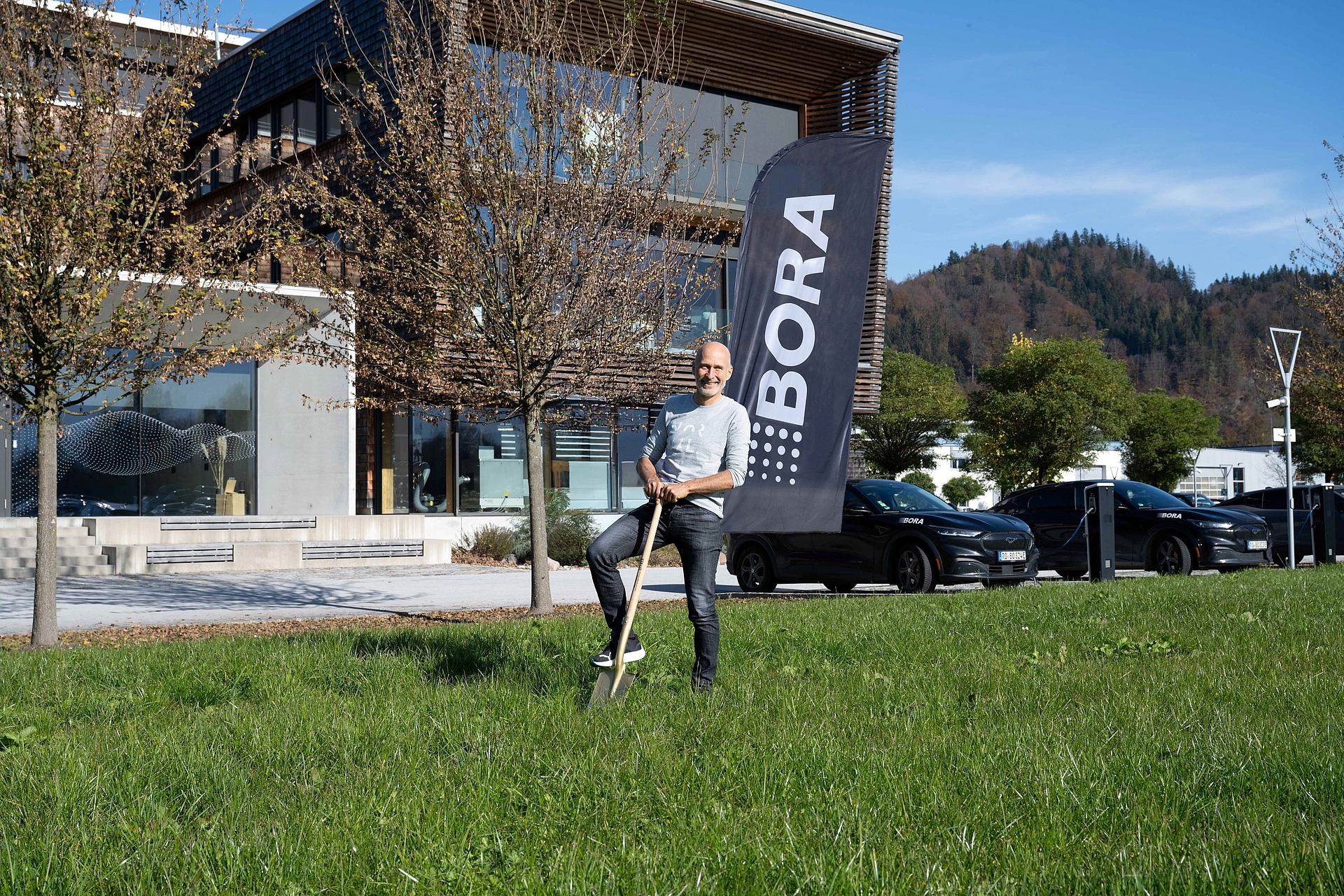 BORA_CEO_Willi_Bruckbauer_hands_on_for_the_factory.jpg