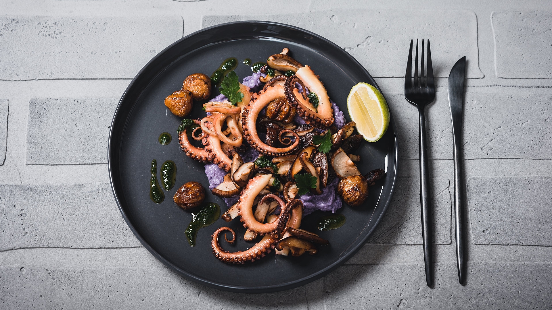 Knuspriger Oktopus, Pilze, Maroni, violettes Kartoffelpüree Knuspriger Oktopus, Pilze, Maroni, violettes Kartoffelpüree