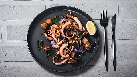 Krokante octopus, champignons, kastanjes, aardappelpuree van zwarte truffelaardappelen